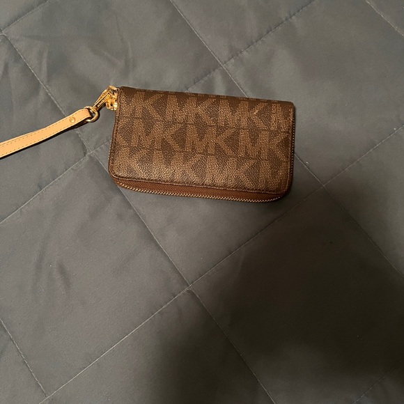 Michael Kors Phone Wallet - Picture 4 of 5